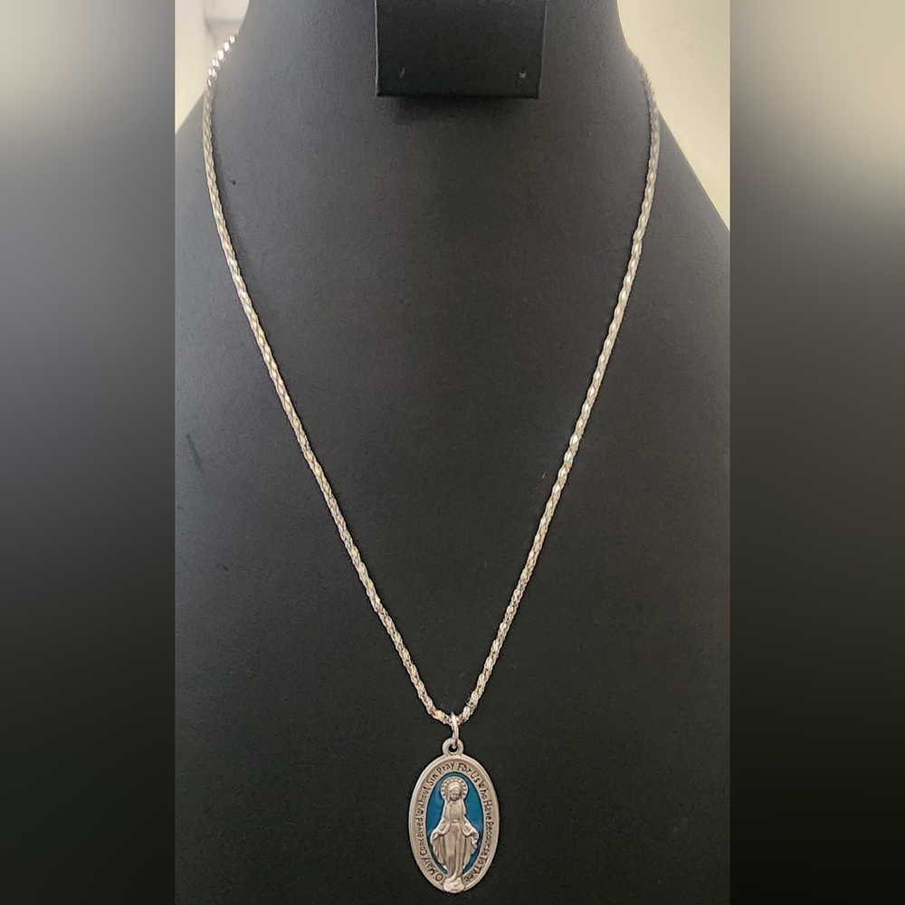 Elegant Silver Tone and Blue‎ Pendant Necklace